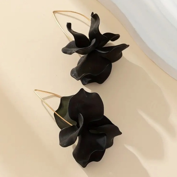 Jewelry - Black Rose  🥀 Night Out Earrings